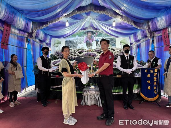 ▲台南白河林蕭秀碧老夫人勤儉一生，子女代母捐贈救護車完成遺願，消防局第一大隊大隊長邱國禎代表受贈，氣氛莊嚴感人。（記者林東良翻攝，下同）