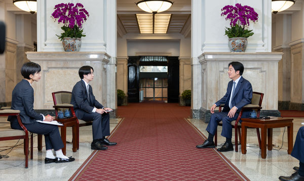 ▲▼日本國民天團「嵐」成員櫻井翔近日在台灣專訪總統賴清德。（圖／總統府提供）