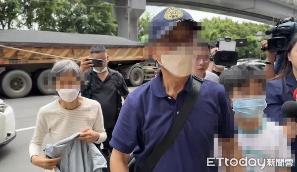 ▲三峽重大車禍，12歲吳姓女童的阿公、阿嬤現身相驗，嬤悲吐「很傷痛」。（圖／記者黃彥傑翻攝，下同）