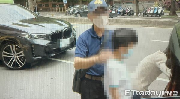 ▲三峽重大車禍，12歲吳姓女童的阿公、阿嬤現身相驗，嬤悲吐「很傷痛」。（圖／記者黃彥傑翻攝，下同）