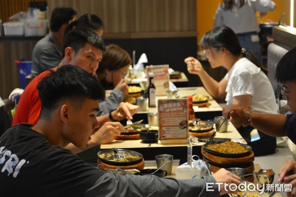 ▲關山鎮長彭成豐請學生吃牛排勉再接再厲。（圖／記者楊晨東翻攝）