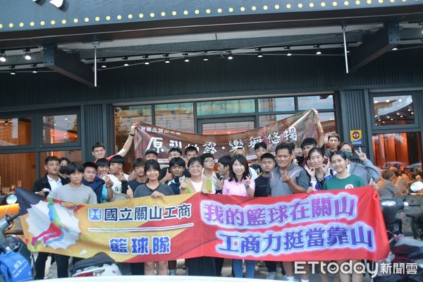▲關山鎮長彭成豐請學生吃牛排勉再接再厲。（圖／記者楊晨東翻攝）