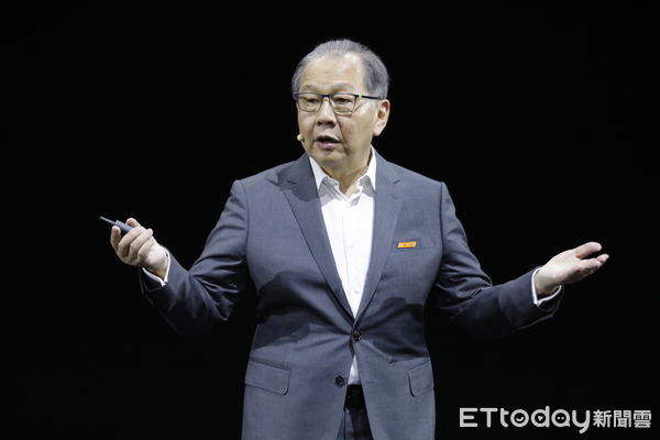 ▲▼2025COMPUTEX聯發科專題講座由副總裁暨執行長蔡力行主講，特別來賓邀請輝達創辦人暨執行長黃仁勳出席。蔡力行特地為黃仁勳準備了最愛吃的通化街夜市鄭媽媽水果，黃仁勳接過水果比情相當開心。（圖／記者湯興漢攝）