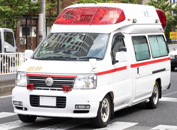 ▲桃園市蕭姓男子去年12月經過林口長庚醫院前，不滿救護車鳴笛刺耳，竟向急診室前投擲汽油彈，所幸並未引燃傷及他人。（示意圖／免費圖庫PAKUTASO）
