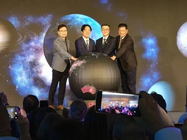 ▲開幕式上，左起貿協董事長黃志芳、總統賴清德、行政院長卓榮泰、電腦公會理事長彭双浪一起啟動2025 COMPUTEX。（圖／記者張佩芬攝）