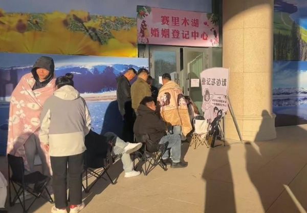 ▲▼有人裹著被子排隊。（圖／翻攝極目新聞）