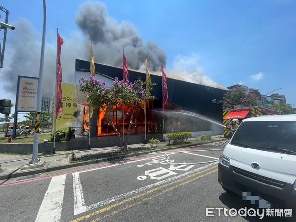 ▲台南安南區九份子銷售中心臨時屋遭延燒起火，警消出動23車44人搶救，火勢於中午撲滅，無人傷亡。（記者林東良翻攝）