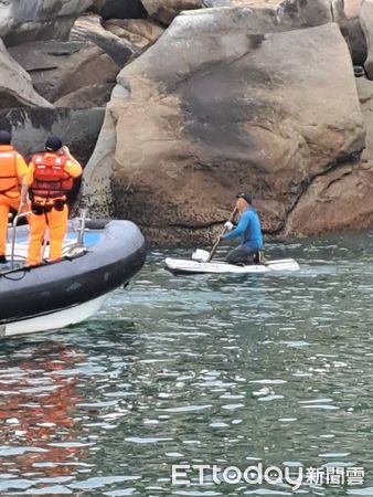 ▲海巡署聯合金門守備大隊軍方人員緝獲兩名闖金門偷渡的大陸民眾。（圖／記者張君豪翻攝）
