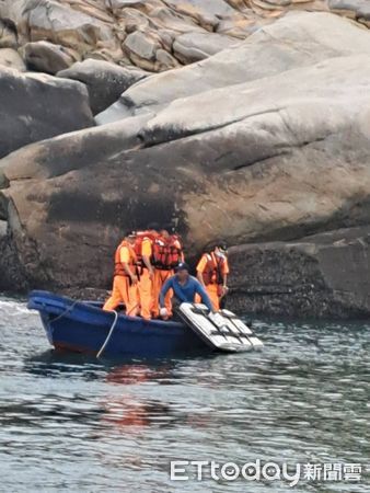 ▲海巡署聯合金門守備大隊軍方人員緝獲兩名闖金門偷渡的大陸民眾。（圖／記者張君豪翻攝）