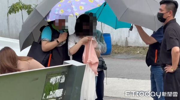 ▲三峽重大事故三死，兩名女學生家屬重回現場招魂。（圖／記者陳以昇攝，下同）
