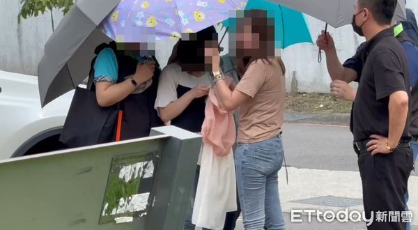 ▲三峽重大事故三死，兩名女學生家屬重回現場招魂。（圖／記者陳以昇攝，下同）