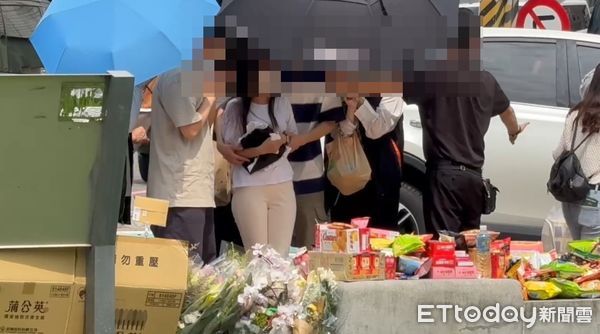 ▲三峽重大事故三死，兩名女學生家屬重回現場招魂。（圖／記者陳以昇攝，下同）
