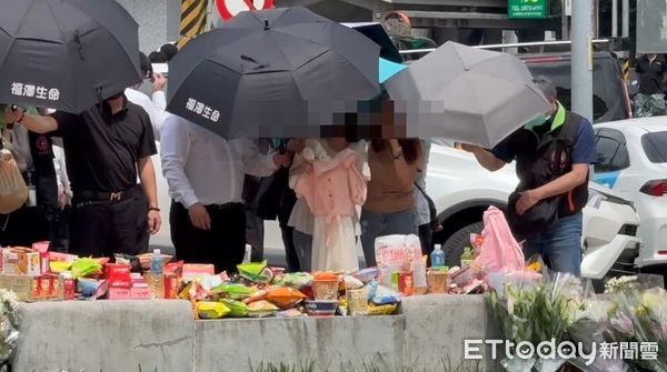 ▲三峽重大事故三死，兩名女學生家屬重回現場招魂。（圖／記者陳以昇攝，下同）