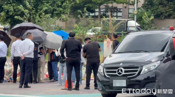 ▲三峽重大事故三死，兩名女學生家屬重回現場招魂。（圖／記者陳以昇攝，下同）