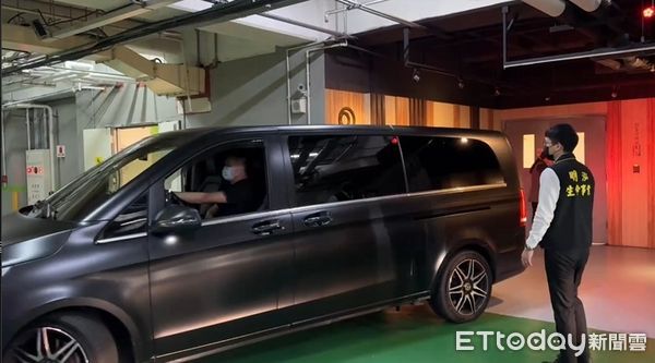 ▲▼ 昨日三峽北大國小發生的重大死亡車禍案，檢警今日中午前往亞東醫院對洪姓死者相驗            。（圖／記者邱中岳攝）