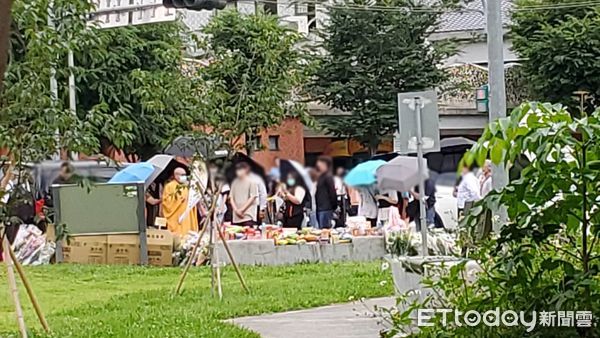 ▲三峽重大事故三死，兩名女學生家屬重回現場招魂。（圖／記者黃彥傑攝，下同）