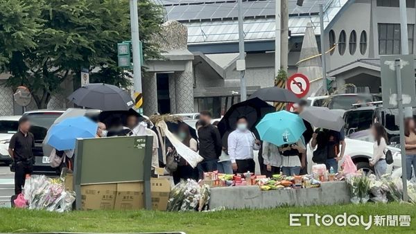 ▲三峽重大事故三死，兩名女學生家屬重回現場招魂。（圖／記者黃彥傑攝，下同）
