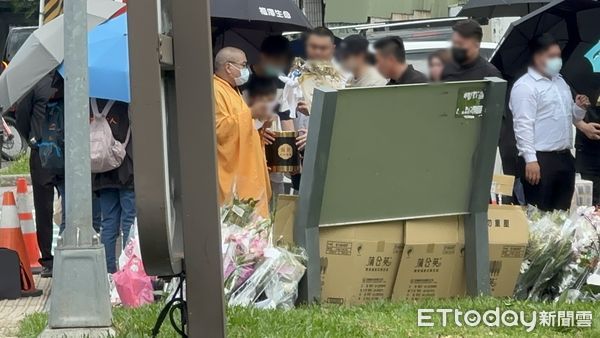 ▲三峽重大事故三死，兩名女學生家屬重回現場招魂。（圖／記者黃彥傑攝，下同）