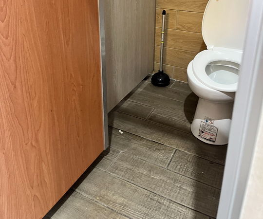 ▲羅東轉運站一女乘客如廁時，看到隔間底下距地面約5公分的縫隙，隔壁有雙手撐地，疑似偷窺行為。（圖／民眾提供）