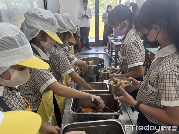 ▲台南市長黃偉哲與麻豆國小學童共進營養午餐，推廣在地優質台灣鯛入菜，兼顧營養與產業永續。（記者林東良翻攝，下同）