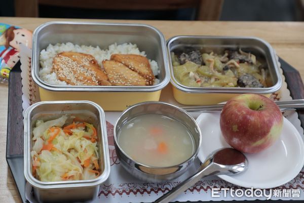 ▲台南市長黃偉哲與麻豆國小學童共進營養午餐，推廣在地優質台灣鯛入菜，兼顧營養與產業永續。（記者林東良翻攝，下同）