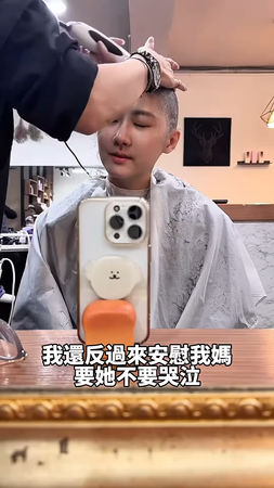 ▲林茉晶罹卵巢癌！「長髮全剃光」媽淚崩  。（圖／翻攝自林茉晶IG）