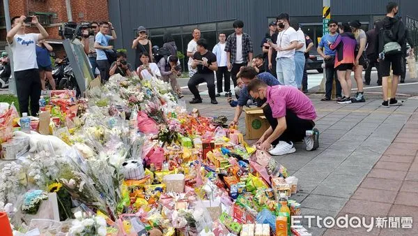 ▲▼ 昨(19)三峽北大國小發生的重大死亡車禍，家屬今日下午進行招魂儀式，一旁已有多位民眾排隊，將於招魂結束上前致意           。（圖／記者陳以昇攝）