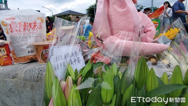 ▲▼ 昨(19)三峽北大國小發生的重大死亡車禍，家屬今日下午進行招魂儀式，一旁已有多位民眾排隊，將於招魂結束上前致意           。（圖／記者陳以昇攝）