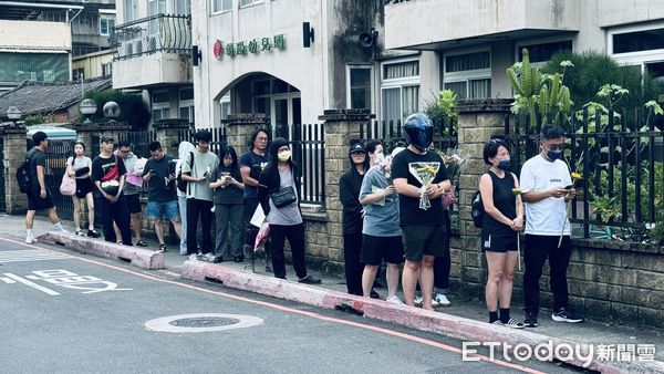 ▲▼ 昨(19)三峽北大國小發生的重大死亡車禍，家屬今日下午進行招魂儀式，一旁已有多位民眾排隊，將於招魂結束上前致意           。（圖／記者陳以昇攝）
