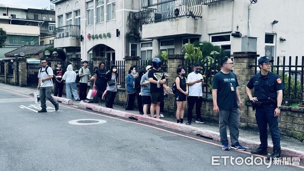 ▲▼ 昨(19)三峽北大國小發生的重大死亡車禍，家屬今日下午進行招魂儀式，一旁已有多位民眾排隊，將於招魂結束上前致意           。（圖／記者陳以昇攝）