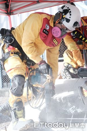 ▲▼為全面提升災害應變效能，消防局特種搜救隊於5月17日至19日，在楠梓訓練中心舉行了一場長達36小時的模擬救援演練。（圖／記者吳世龍翻攝）