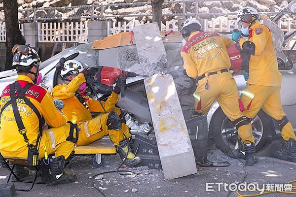 ▲▼為全面提升災害應變效能，消防局特種搜救隊於5月17日至19日，在楠梓訓練中心舉行了一場長達36小時的模擬救援演練。（圖／記者吳世龍翻攝）