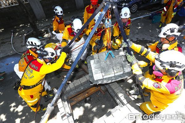 ▲▼為全面提升災害應變效能，消防局特種搜救隊於5月17日至19日，在楠梓訓練中心舉行了一場長達36小時的模擬救援演練。（圖／記者吳世龍翻攝）