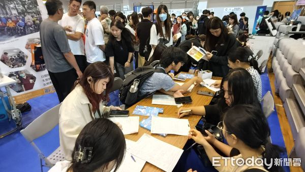 ▲▼         金門大學與勞動部北分署金門就業中心 盛大舉行徵才博覽會60家商家提供1400職缺     。（圖／記者林名揚翻攝）