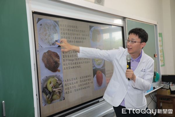 ▲台南市長黃偉哲與麻豆國小學童共進午餐，介紹在地優質台灣鯛，學生開心搶答拿好禮。（記者林東良翻攝，下同）