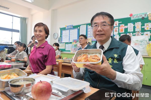 ▲台南市長黃偉哲與麻豆國小學童共進午餐，介紹在地優質台灣鯛，學生開心搶答拿好禮。（記者林東良翻攝，下同）