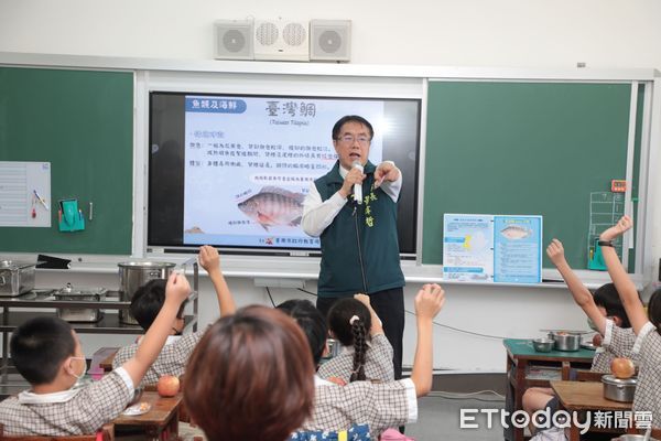 ▲台南市長黃偉哲與麻豆國小學童共進午餐，介紹在地優質台灣鯛，學生開心搶答拿好禮。（記者林東良翻攝，下同）