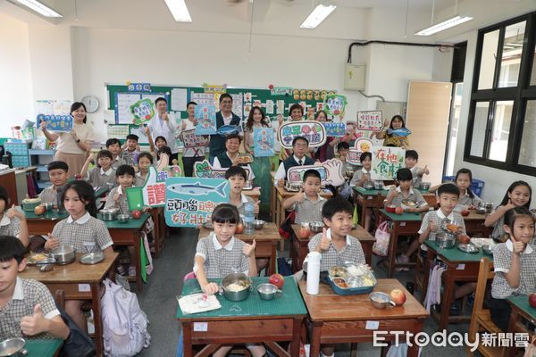 ▲台南市長黃偉哲與麻豆國小學童共進午餐，介紹在地優質台灣鯛，學生開心搶答拿好禮。（記者林東良翻攝，下同）