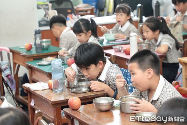 ▲台南市長黃偉哲與麻豆國小學童共進午餐，介紹在地優質台灣鯛，學生開心搶答拿好禮。（記者林東良翻攝，下同）