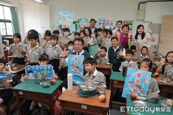 ▲台南市長黃偉哲與麻豆國小學童共進午餐，介紹在地優質台灣鯛，學生開心搶答拿好禮。（記者林東良翻攝，下同）