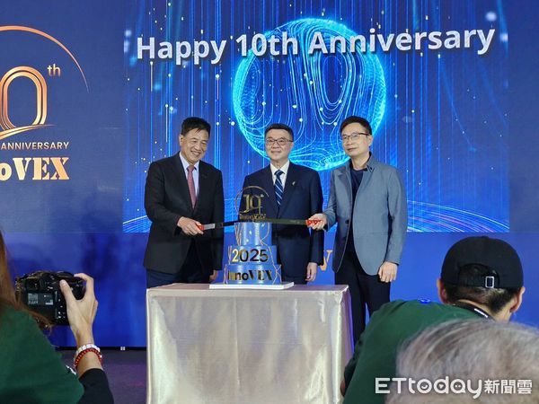 ▲左起北市電腦公會理事長彭双浪、行政院長卓榮泰、外貿協會董事長黃志芳為InnoVEX十周年切蛋糕慶祝。（圖／記者張佩芬攝）