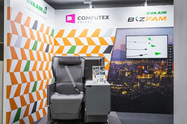 ▲長榮航空在外貿協會的貴賓室展示皇璽桂冠艙座椅。（圖／長榮航提供）