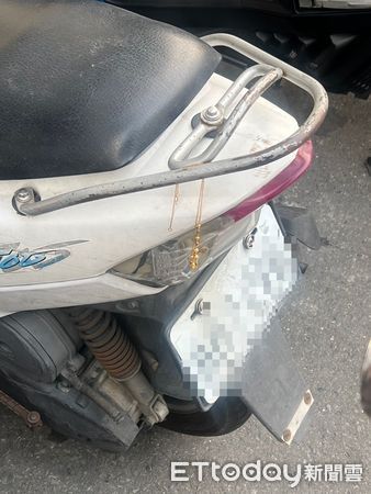 ▲潮州警分局員警幫潘婦找到金項鍊             。（圖／記者陳崑福翻攝）