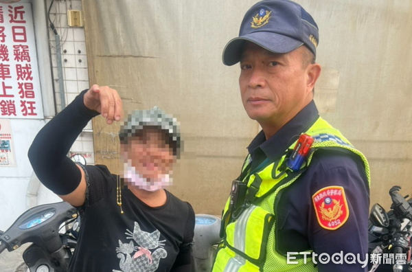 ▲潮州警分局員警幫潘婦找到金項鍊             。（圖／記者陳崑福翻攝）