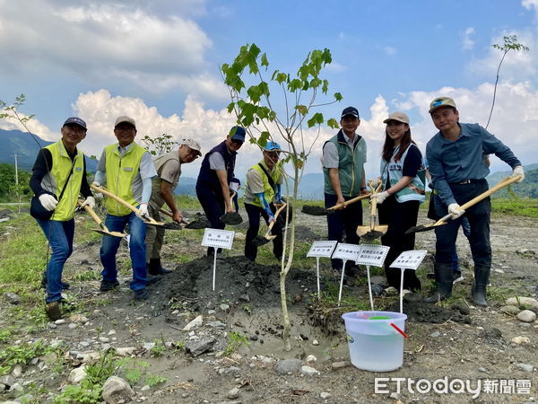 ▲林業保育署和水利署於5月20日號召百人赴濁水溪集鹿大橋附近進行淨溪植樹，共同復育生態家園。（圖／林業保育署南投分署提供）