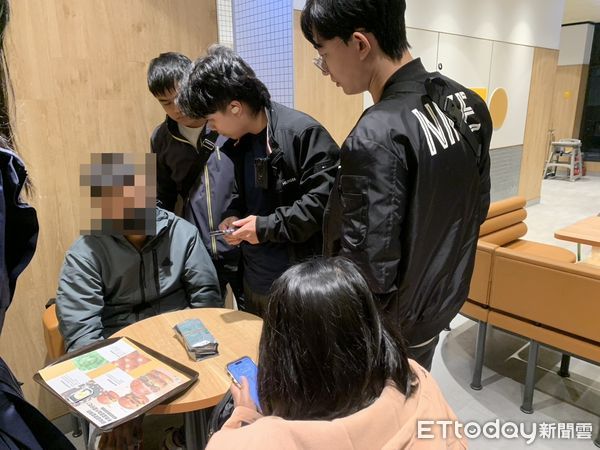 ▲▼單身女子網戀暈船被詐45萬元，車手落網急喊，我要找律師。（圖／警方提供，下同）