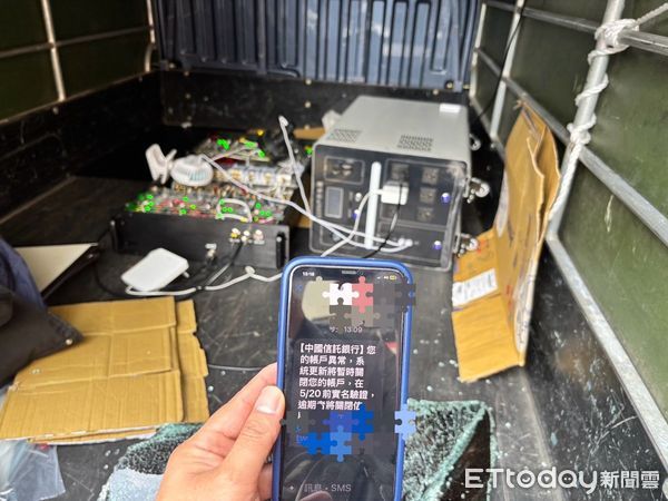 ▲▼陳男載著發送釣魚詐騙短訊的裝置在北市閒晃，遭警方鎖定當街逮人。（圖／記者邱中岳翻攝）