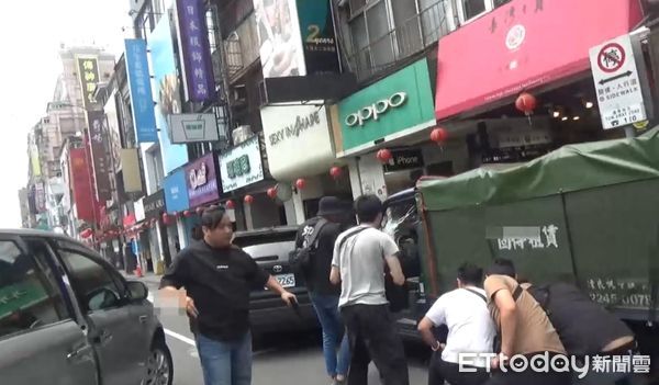 ▲▼陳男載著發送釣魚詐騙短訊的裝置在北市閒晃，遭警方鎖定當街逮人。（圖／記者邱中岳翻攝）