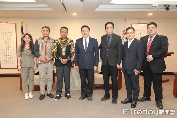 ▲印尼東努沙登加拉省議員阿羅伊秀斯與馬塞利努斯拜訪台南市府，與黃偉哲市長會晤交流農業與教育合作。（記者林東良翻攝，下同）