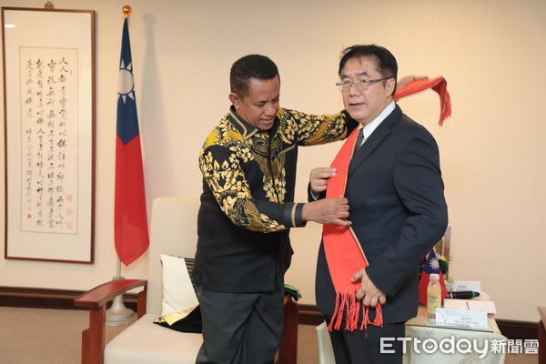 ▲印尼東努沙登加拉省議員阿羅伊秀斯與馬塞利努斯拜訪台南市府，與黃偉哲市長會晤交流農業與教育合作。（記者林東良翻攝，下同）